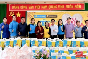 'Thuận Châu tiếp nhận 14 tấn gạo cho hộ nghèo