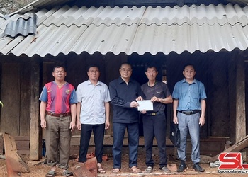 Yên Châu trao tiền hỗ trợ di rời nhà ở nằm trong khu vực nguy cơ đá lăn