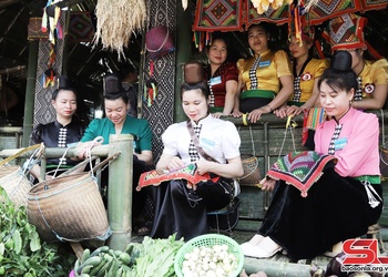 Không gian văn hóa các dân tộc tại Ngày hội hái quả mận hậu Mộc Châu