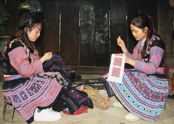 Nghề làm trang phục dân tộc ở Lóng Luông