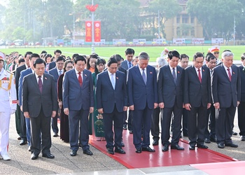 Các đại biểu Quốc hội vào Lăng viếng Chủ tịch Hồ Chí Minh