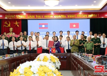Giao ban công tác biên giới lần thứ XXI giữa tỉnh Sơn La và tỉnh Hủa Phăn