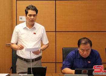 Đoàn đại biểu Quốc hội tỉnh Sơn La thảo luận tại tổ về một số dự thảo luật