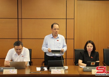 Đoàn đại biểu Quốc hội tỉnh Sơn La thảo luận tại tổ về một số dự thảo luật