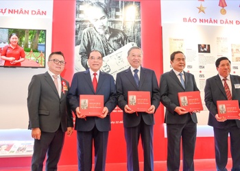 Tổng Bí thư Tô Lâm tham quan không gian trưng bày Hội báo toàn quốc 2025