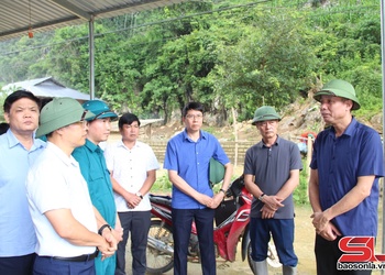 Đồng chí Phó Chủ tịch UBND tỉnh kiểm tra tình hình ngập úng tại bản Phiêng Nghè