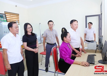 Đồng chí Trưởng ban Tuyên giáo và Dân vận Tỉnh ủy kiểm tra việc vận hành chính quyền địa phương 2 cấp tại xã Mường É