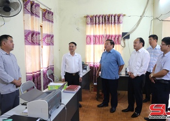 Đồng chí Phó Chủ tịch HĐND tỉnh kiểm tra việc thực hiện chính quyền địa phương 2 cấp tại xã Chiềng Sại