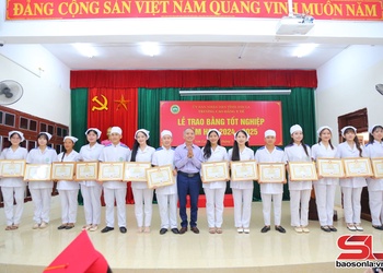 Trường Cao đẳng Y tế Sơn La tổ chức lễ trao bằng tốt nghiệp năm học 2024-2025
