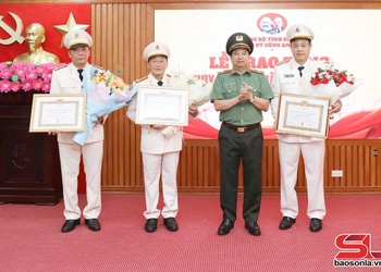 Đồng chí Giám đốc Công an tỉnh trao tặng Huy hiệu Đảng cho các đảng viên