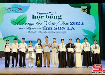 Trao học bổng “Vì tương lai Việt Nam” cho học sinh tỉnh Sơn La