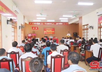 Đoàn đại biểu Quốc hội tỉnh Sơn La tiếp xúc cử tri xã Chiềng Hoa