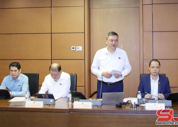 Đoàn đại biểu Quốc hội tỉnh Sơn La thảo luận tại Tổ đối với các dự án luật về lĩnh vực giáo dục