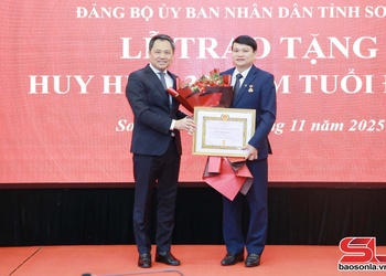 Đảng ủy UBND tỉnh trao tặng Huy hiệu 30 năm tuổi Đảng đợt 7/11