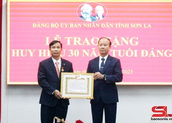 Đảng bộ Quỹ Bảo vệ và Phát triển rừng trao tặng Huy hiệu 30 năm tuổi Đảng