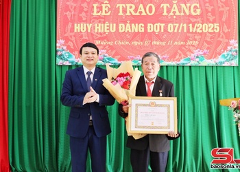 Đồng chí Phó Chủ tịch UBND tỉnh trao Huy hiệu Đảng tại xã Mường Chiên