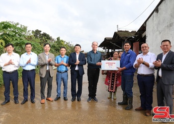 Đoàn công tác của Đại sứ quán nước Cộng hòa Cuba tại Việt Nam thăm các cơ sở chế biến, chăn nuôi trên địa bàn phường Thảo Nguyên 