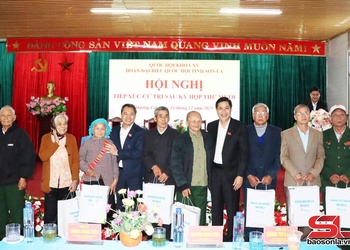 Đoàn đại biểu Quốc hội tỉnh Sơn La tiếp xúc cử tri xã Mường Cơi