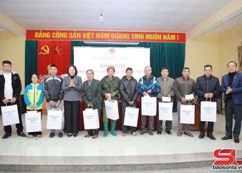 Đoàn đại biểu Quốc hội tỉnh Sơn La tiếp xúc cử tri xã Mường Bang