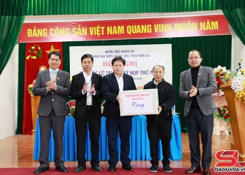 Đoàn đại biểu Quốc hội tỉnh Sơn La tiếp xúc cử tri xã Xím Vàng