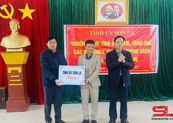 Thường trực Tỉnh ủy Sơn La thăm, tặng quà nhân dân xã Long Hẹ