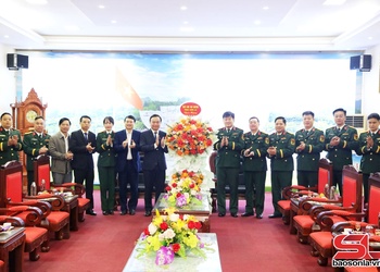 Lãnh đạo UBND tỉnh Sơn La chúc mừng cán bộ, chiến sĩ Bộ CHQS tỉnh nhân ngày 22/12