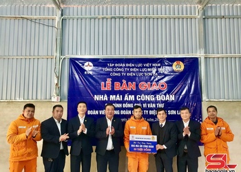 Công ty Điện lực Sơn La trao “Mái ấm Công đoàn” cho công nhân