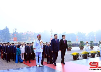 Đại biểu dự Đại hội Đảng lần thứ XIV vào Lăng viếng Chủ tịch Hồ Chí Minh