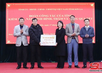 Đồng chí Chủ nhiệm Ủy ban Kiểm tra Tỉnh ủy nắm tình hình và tặng quà Tết tại xã Ngọc Chiến và Chiềng Lao