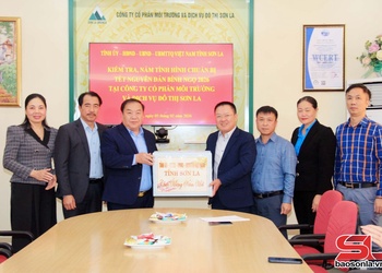 Đồng chí Phó Bí thư Tỉnh ủy, Chủ tịch Ủy ban MTTQ Việt Nam tỉnh nắm tình hình, tặng quà Tết một số doanh nghiệp