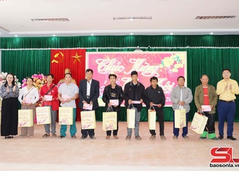 Đồng chí Trưởng ban Tuyên giáo và Dân vận Tỉnh ủy nắm tình hình và tặng quà Tết xã Phiêng Pằn, Tạ Khoa