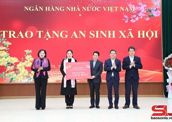 Đồng chí Thống đốc Ngân hàng Nhà nước Việt Nam thăm, tặng quà tỉnh Sơn La