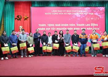 Trao quà Tết cho đoàn viên, người lao động tại xã Bắc Yên