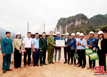 Đồng chí Chủ tịch UBND tỉnh thăm, động viên công nhân thi công xuyên Tết tại Xuân Nha.