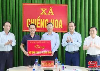 Thanh tra tỉnh tặng quà xã Chiềng Hoa