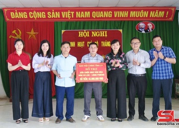 Đồng chí Trưởng ban Nội chính Tỉnh ủy dự sinh hoạt Chi bộ bản Co Lắc, xã Lóng Phiêng