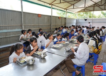 Bữa ăn bán trú giúp học sinh vùng cao bám lớp