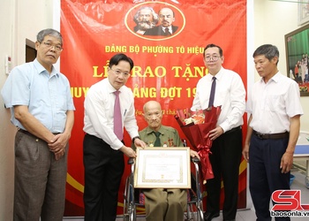 Đồng chí Bí thư Tỉnh ủy trao Huy hiệu Đảng tại phường Tô Hiệu