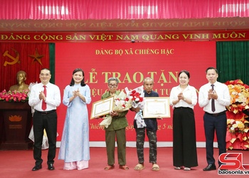 Đồng chí Trưởng ban Nội chính Tỉnh ủy trao Huy hiệu Đảng tại xã Chiềng Hặc