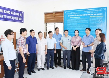 Đồng chí Đặng Ngọc Hậu, Phó Chủ tịch UBND tỉnh làm việc tại xã Long Hẹ