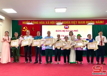 Đảng bộ xã Gia Phù trao tặng Huy hiệu Đảng đợt 19/5