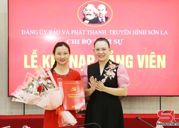 Lễ kết nạp đảng viên tại Đảng bộ Báo và Phát thanh, truyền hình Sơn La