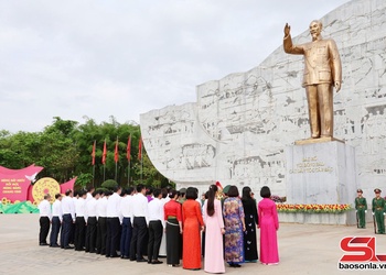 Dâng hoa, dâng hương Tượng đài "Bác Hồ với đồng bào các dân tộc Tây Bắc" và Đền thờ Bác Hồ