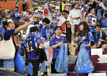 Nét đẹp văn hoá dọn dẹp khán đài của CĐV Nhật Bản mỗi mùa World Cup