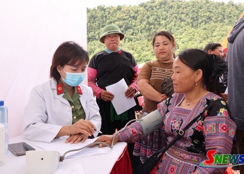 Khám bệnh, cấp phát thuốc miễn phí cho nhân dân trên địa bàn xã Vân Hồ