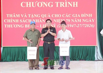 Chỉ huy trưởng Bộ CHQS tỉnh thăm, tặng quà các gia đình chính sách tại xã Sốp Cộp, Mường Lạn