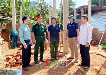 Kiểm tra tiến độ xây dựng, sửa chữa nhà ở cho con đẻ người hoạt động cách mạng bị nhiễm chất độc hóa học tại xã Bó Sinh
