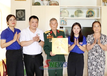 Chi đoàn và Hội CCB Báo và PTTH Sơn La thăm, tặng quà gia đình chính sách nhân dịp 27/7