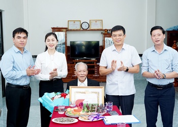 Đồng chí Giám đốc Sở Xây dựng trao Huy hiệu Đảng tại xã Muổi Nọi