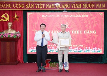 Đảng ủy Các cơ quan Đảng tỉnh trao tặng, truy tặng Huy hiệu Đảng đợt 2/9 cho các đảng viên